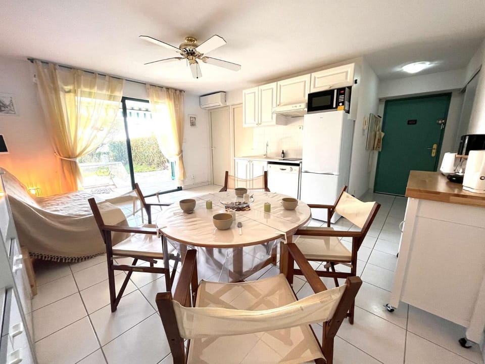TV and multimedia, Kitchen or kitchenette, Living room, Seating area, Dining area, oven