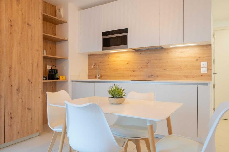 Kitchen or kitchenette, Dining area