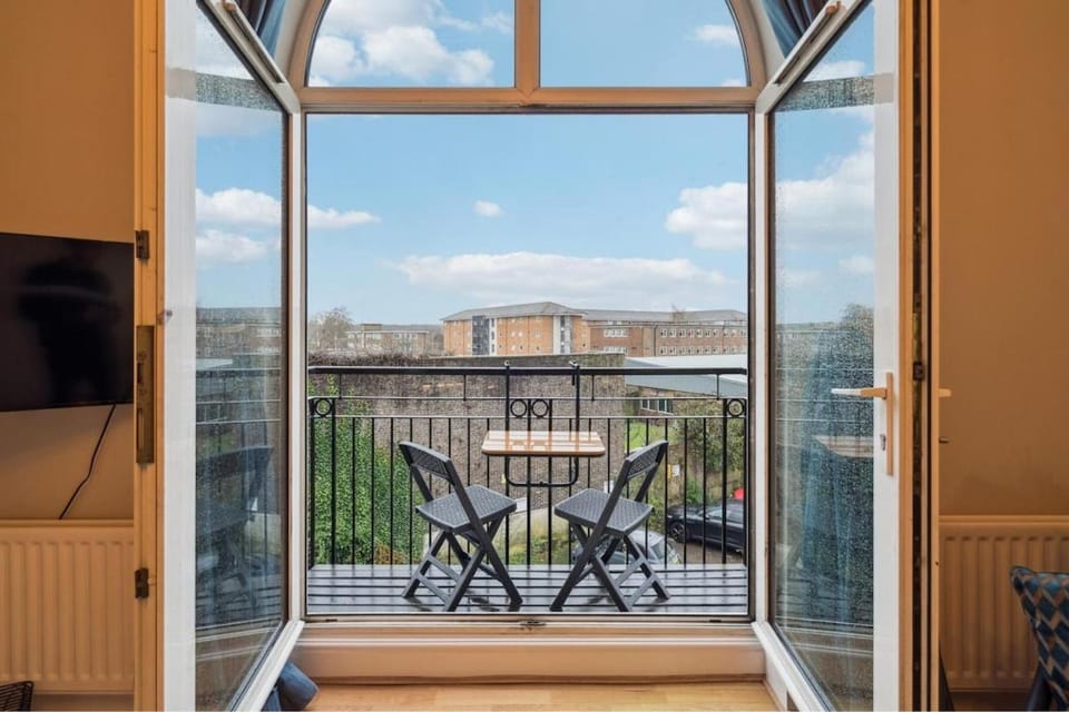 2-Bed Flat - Balcony - Parking - Walk to Castle - By Tempstay Apartment in Windsor