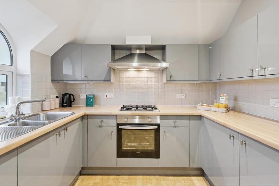 2-Bed Flat - Balcony - Parking - Walk to Castle - By Tempstay Apartment in Windsor