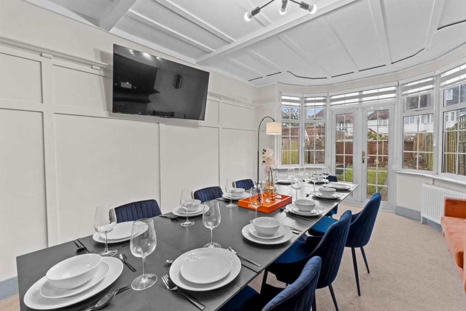 5 Bedroom House 13 Beds Across From Tube Station House in London