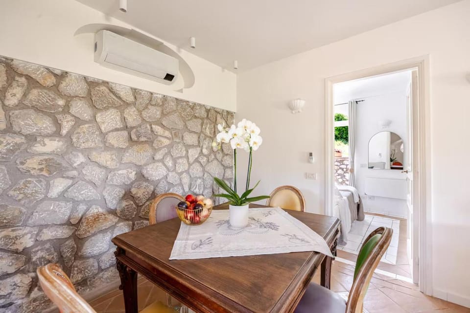 Kitchen or kitchenette, air conditioner