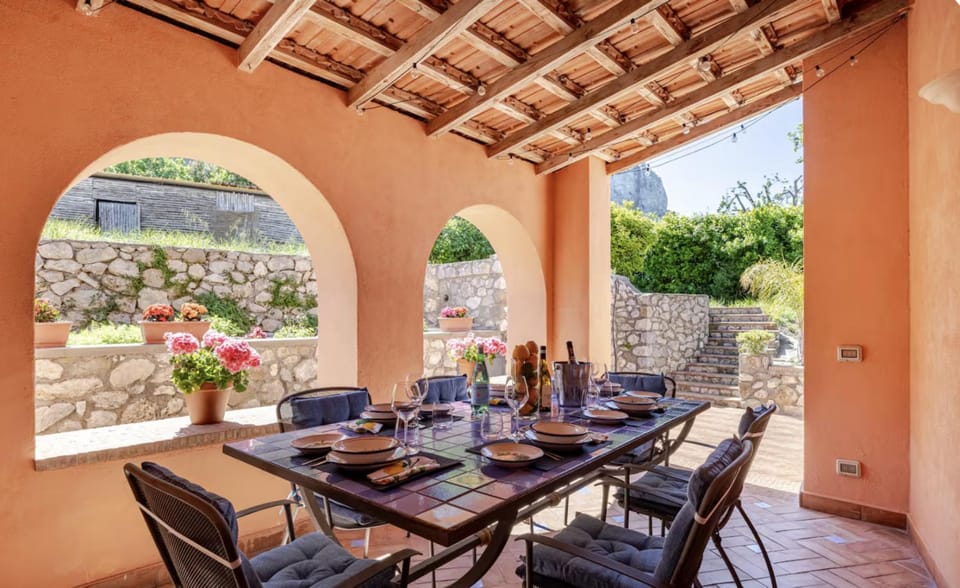 Patio, Day, Living room, Food and drinks, Seating area, Dining area, Food