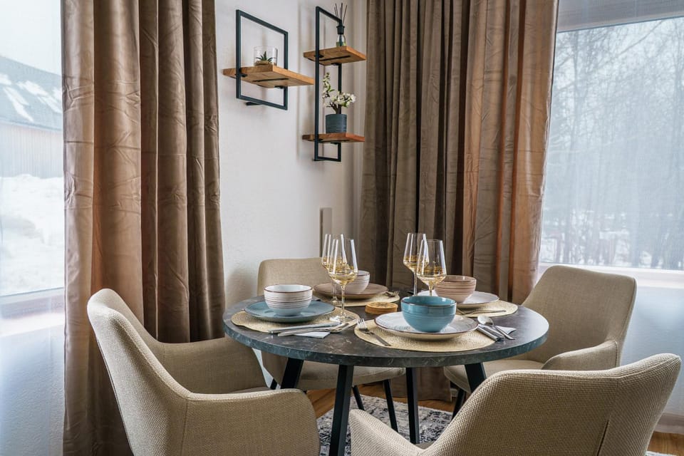 Seating area, Dining area