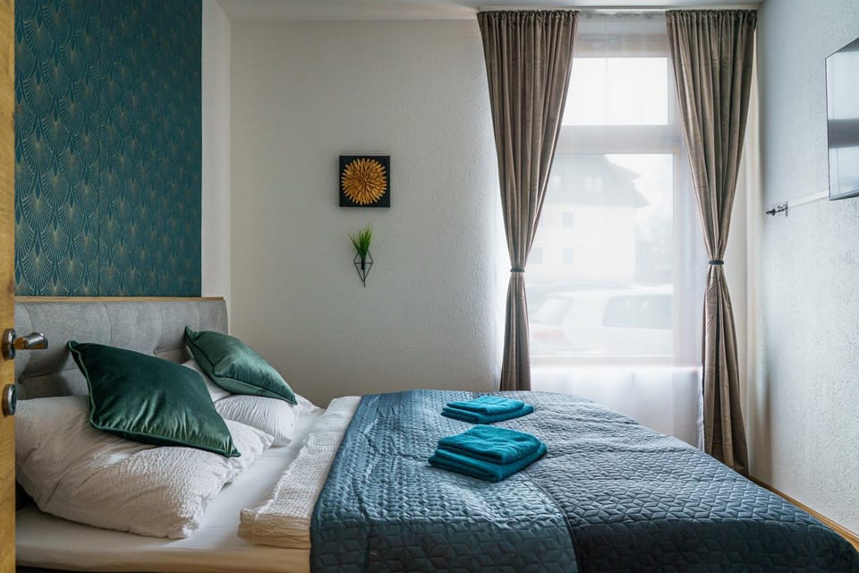 Bed, TV and multimedia, Photo of the whole room, Bedroom, towels