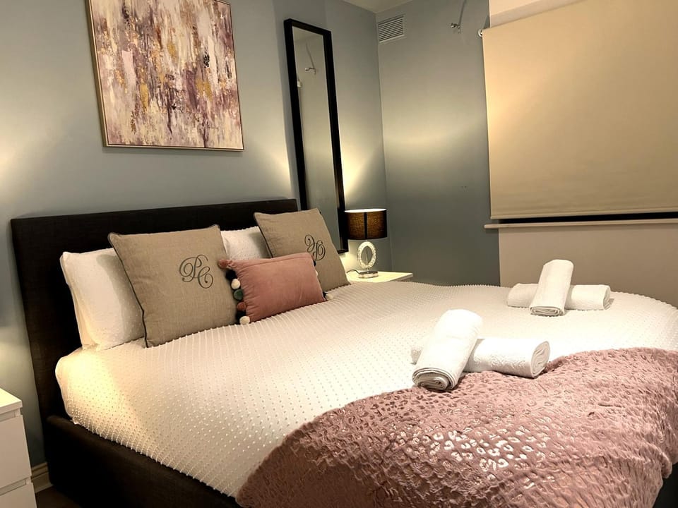 Bed, Photo of the whole room, Bedroom, towels