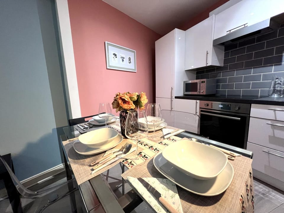 Kitchen or kitchenette, Dining area