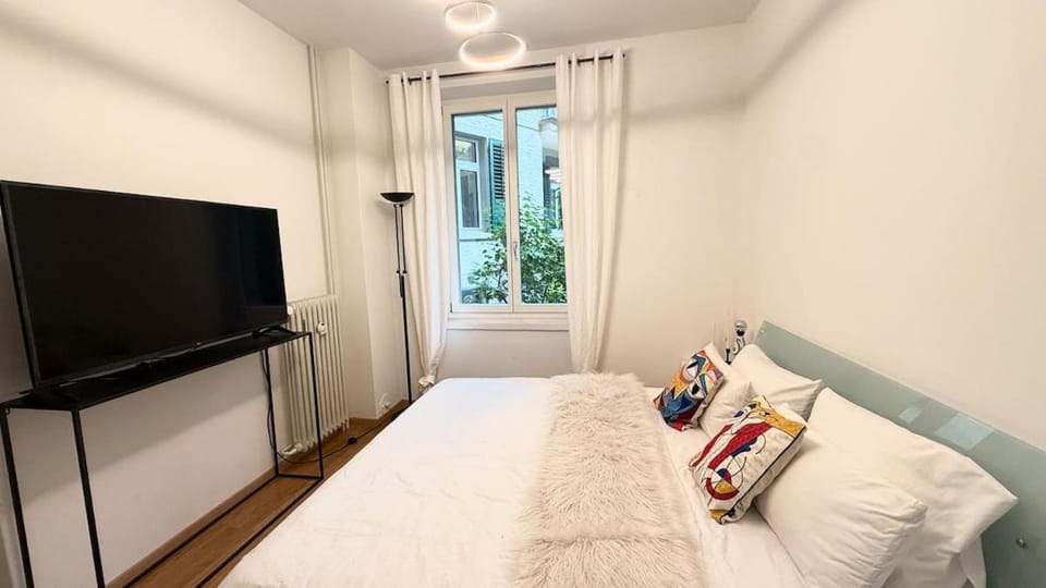 Geräumiges Zimmer in charmantem Altbau Apartment in Zurich City