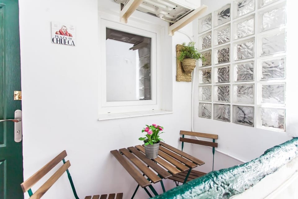 Chueca & Justicia: Beautiful, romantic + terrace Apartment in Centro