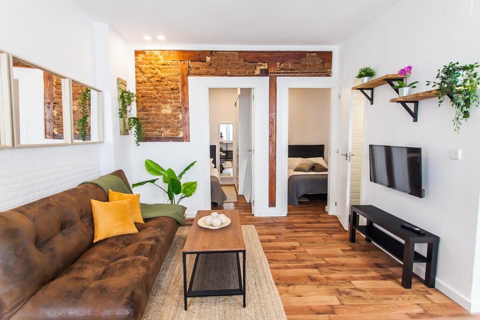 Chueca & Justicia: Beautiful, romantic + terrace Apartment in Centro