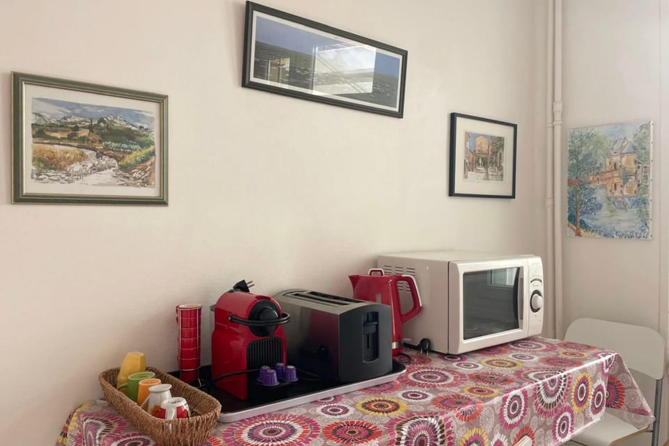 Kitchen or kitchenette, oven, toaster