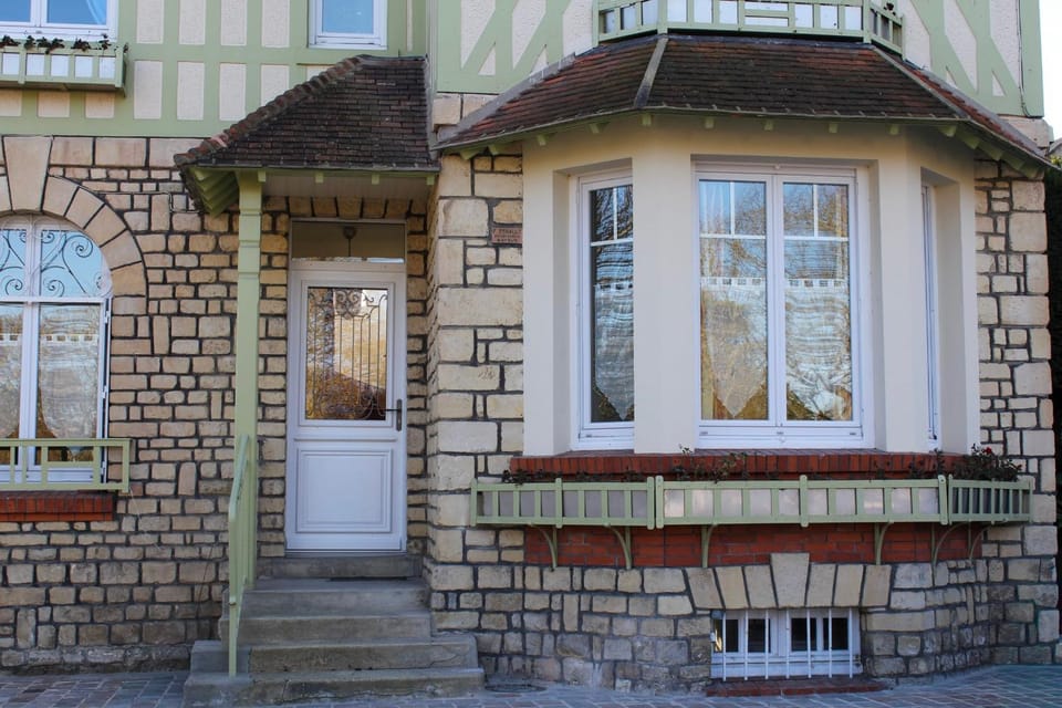 Property building, Facade/entrance, Day