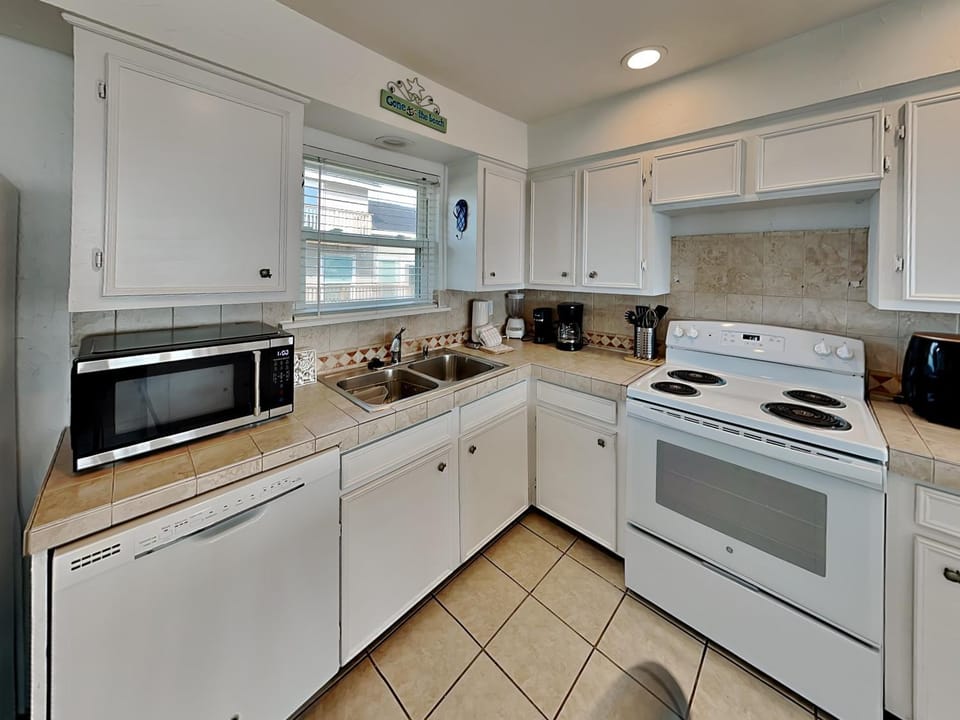Day, Kitchen or kitchenette, microwave, oven, stove