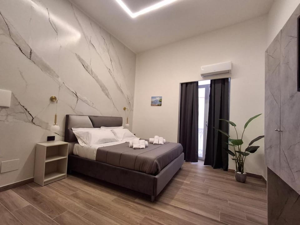 Bed, Living room, Photo of the whole room, Bedroom, towels