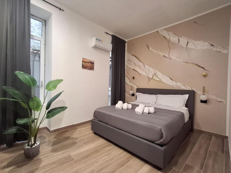Bed, Living room, Photo of the whole room, Seating area, Bedroom, towels