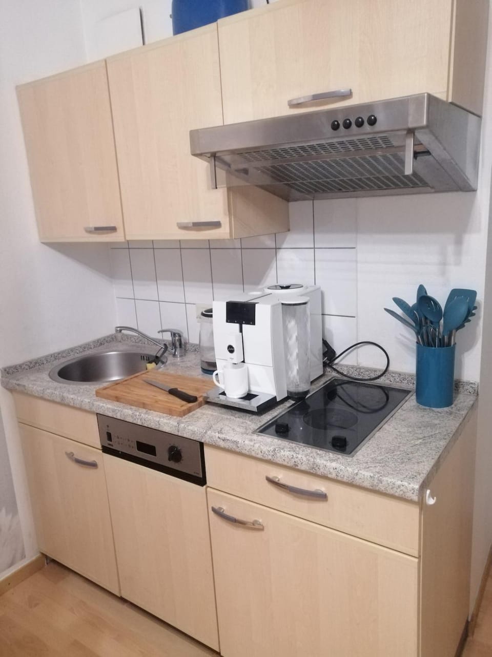 Coffee/tea facilities, Kitchen or kitchenette, stove