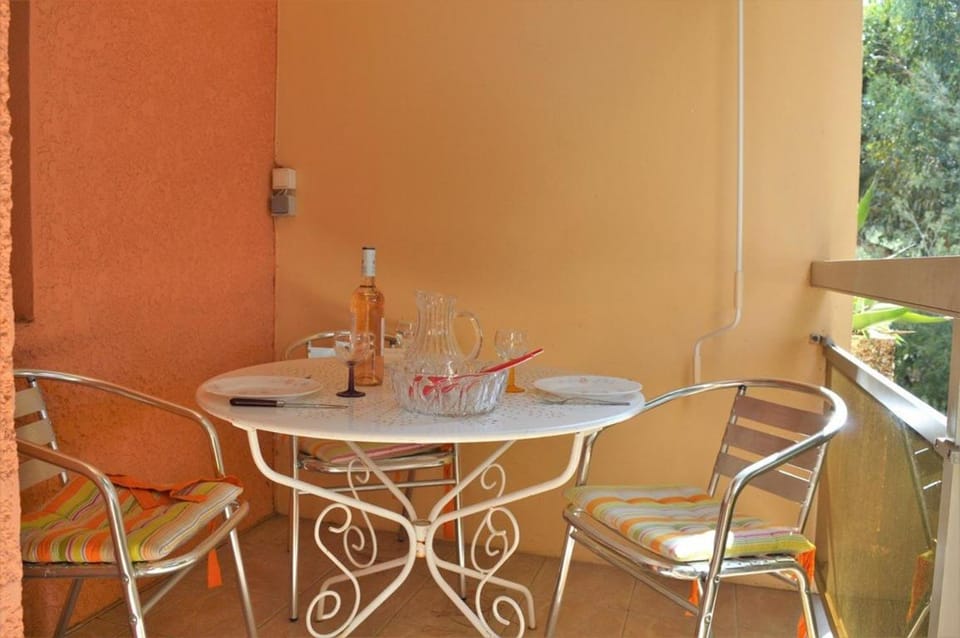 Day, Dining area
