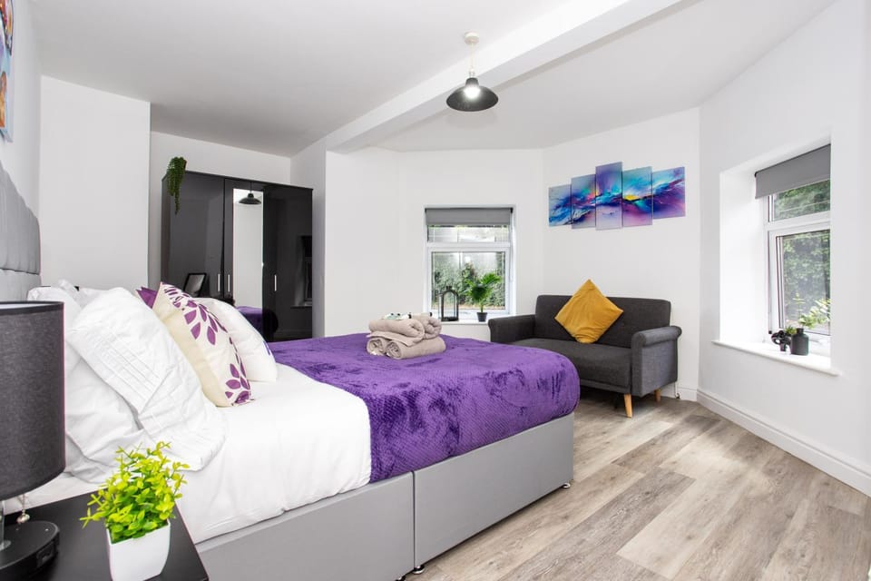 Bed, TV and multimedia, Living room, Photo of the whole room, Seating area, Bedroom