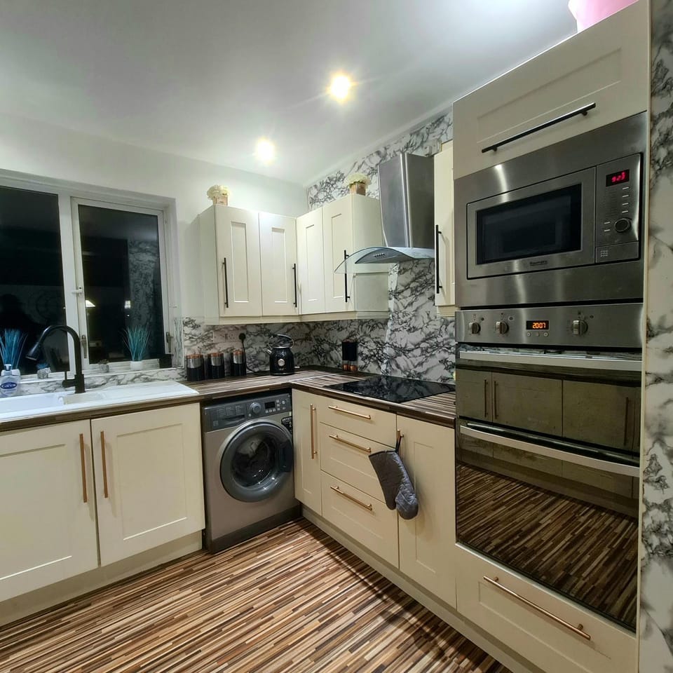 Kitchen or kitchenette, stove, washing machine