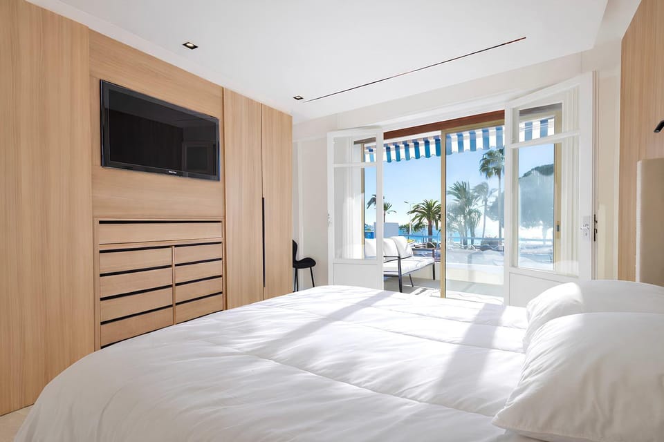 Communal lounge/ TV room, Bed, TV and multimedia, Bedroom, wardrobe