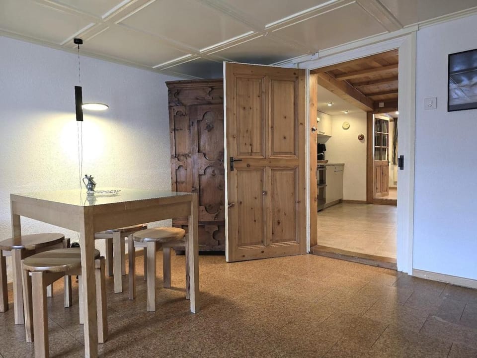 Heimatkunst 02, klassisches Walliser Chalet, teilrenoviert, zentral Apartment in Canton of Valais