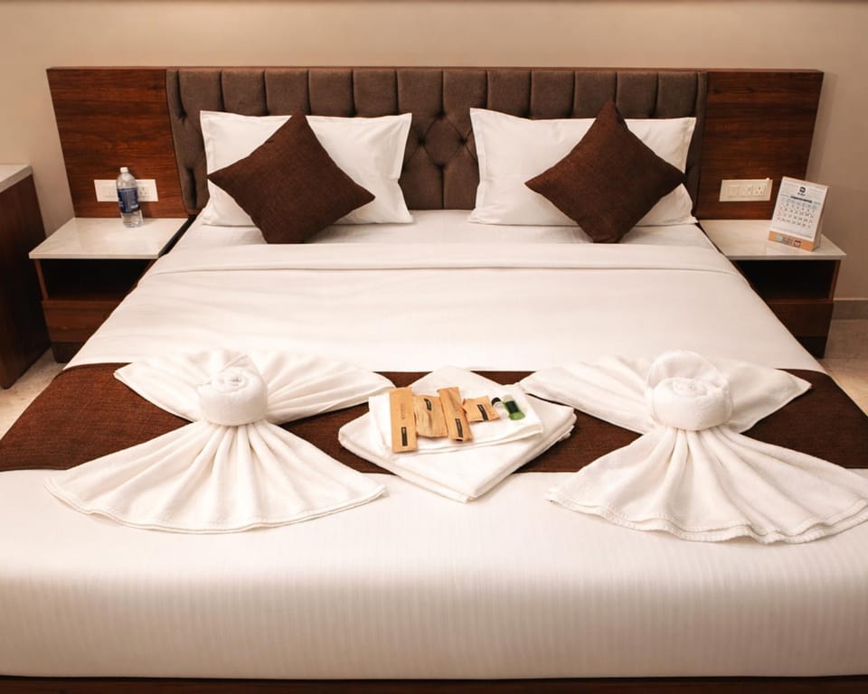Bed, Photo of the whole room, Bedroom, towels