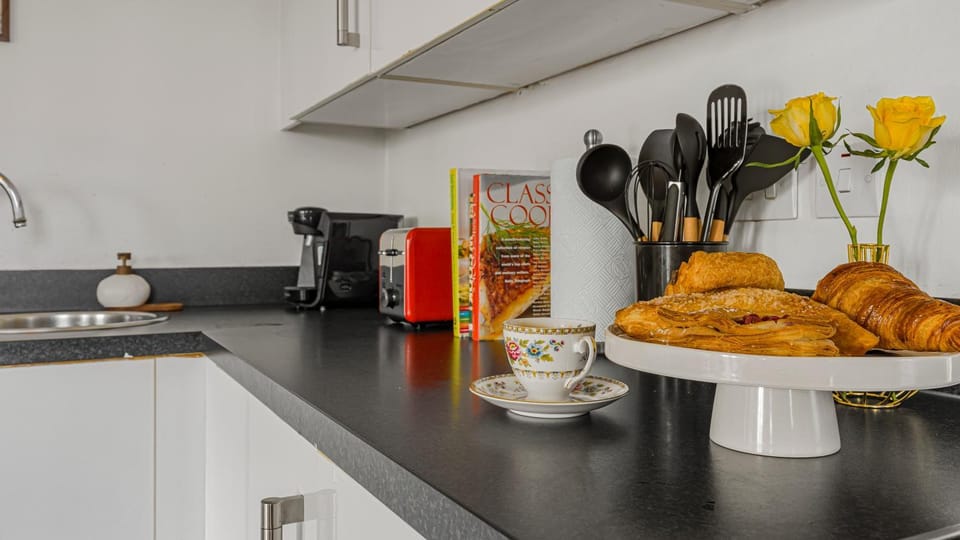 Coffee/tea facilities, Kitchen or kitchenette, Food, toaster