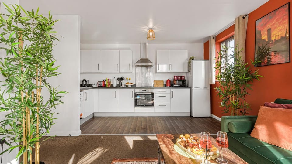 Kitchen or kitchenette, Food and drinks, Dining area, oven, stove