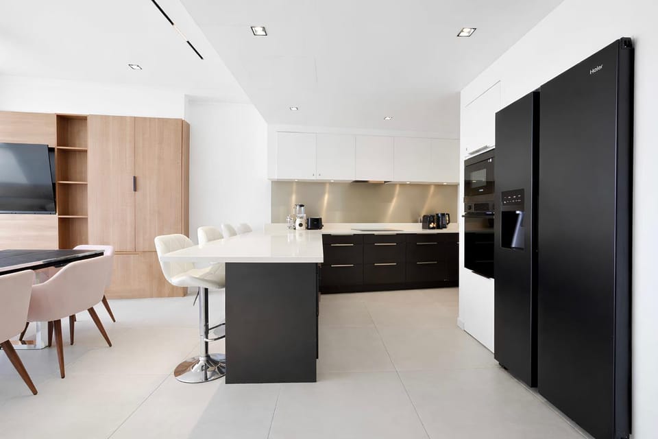TV and multimedia, Kitchen or kitchenette, Living room, Dining area, stove