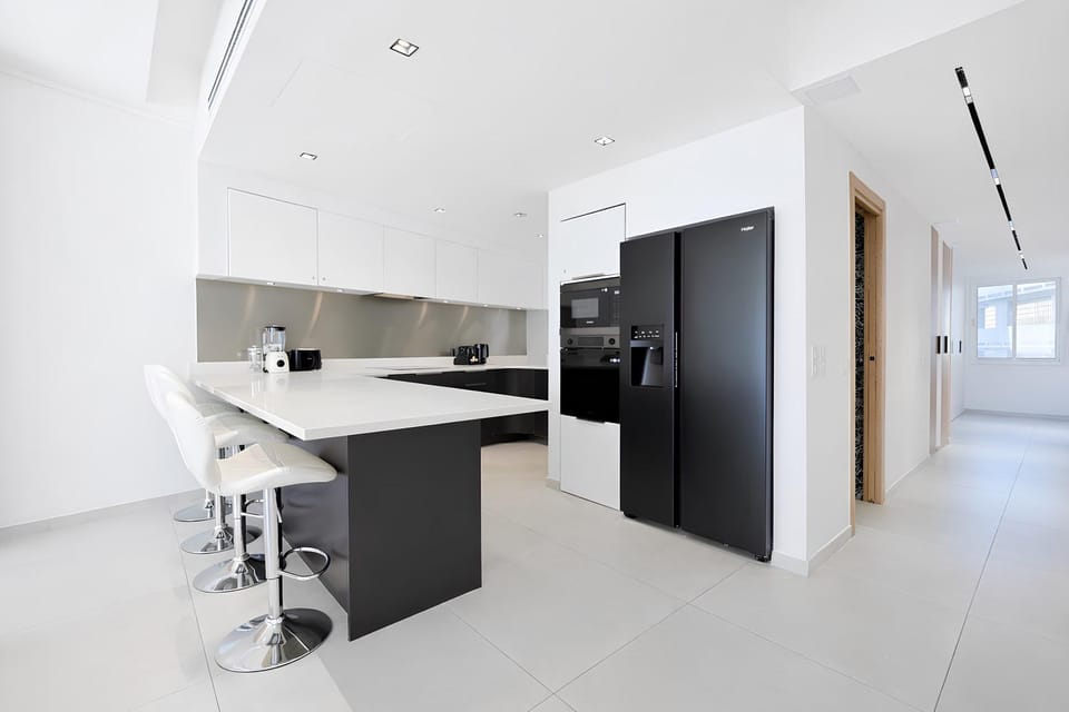Kitchen or kitchenette, Dining area, microwave, oven