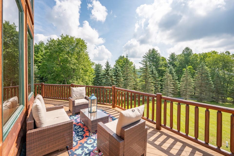 Log Mahal by Railey Vacations House in Deep Creek Lake