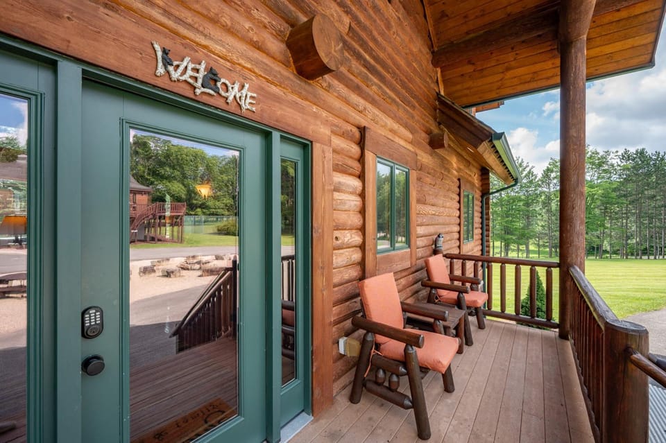 Log Mahal by Railey Vacations House in Deep Creek Lake