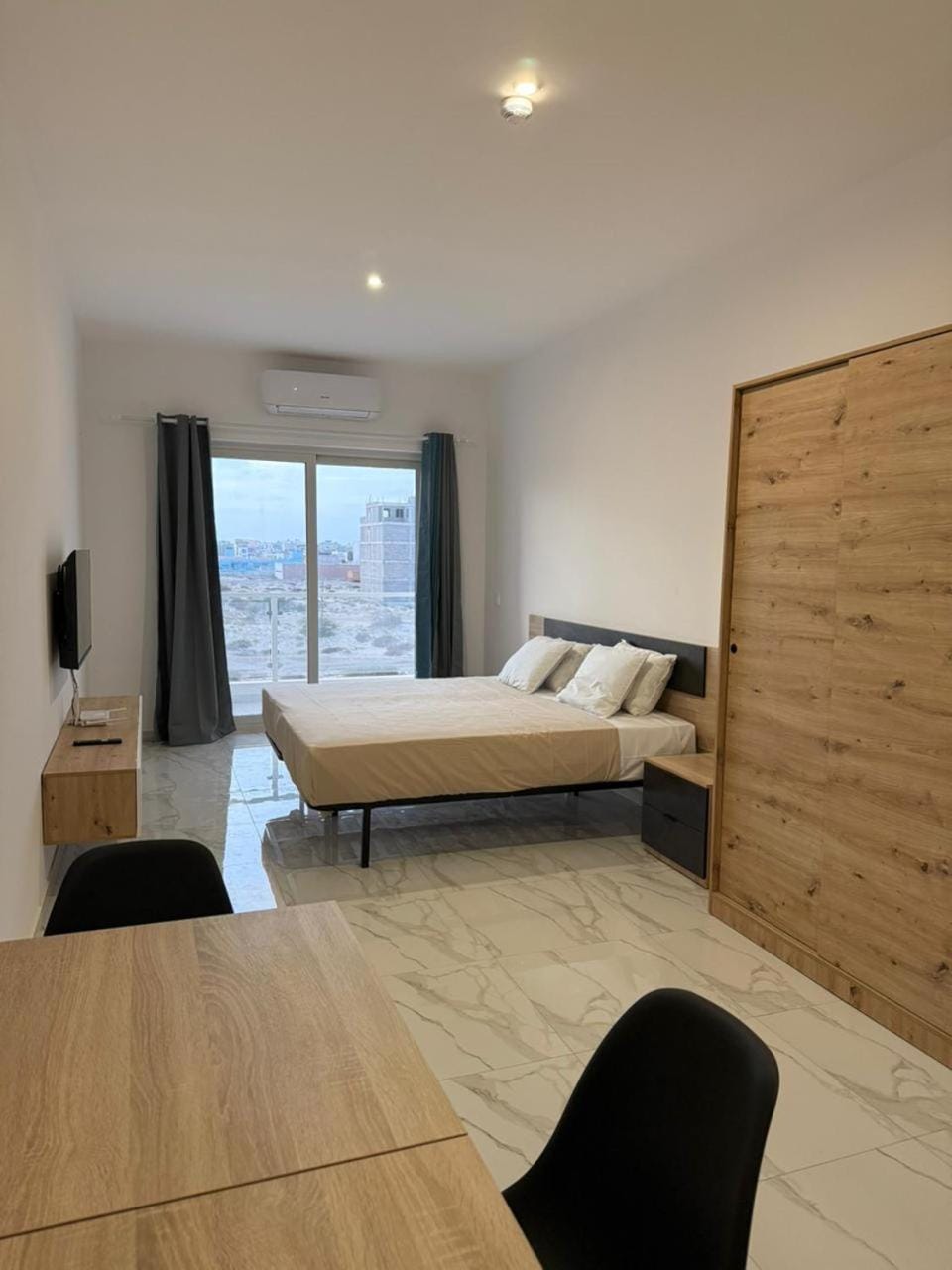 Bed, TV and multimedia, Photo of the whole room, Bedroom