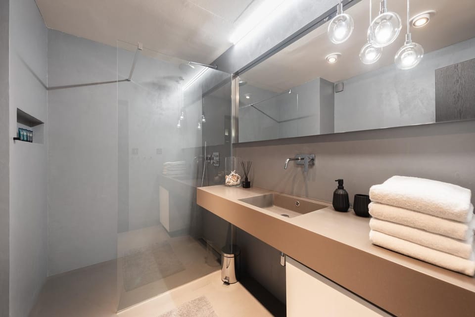 Shower, Toilet, Bathroom, bidet, towels