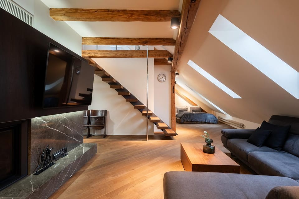 Bed, TV and multimedia, Living room