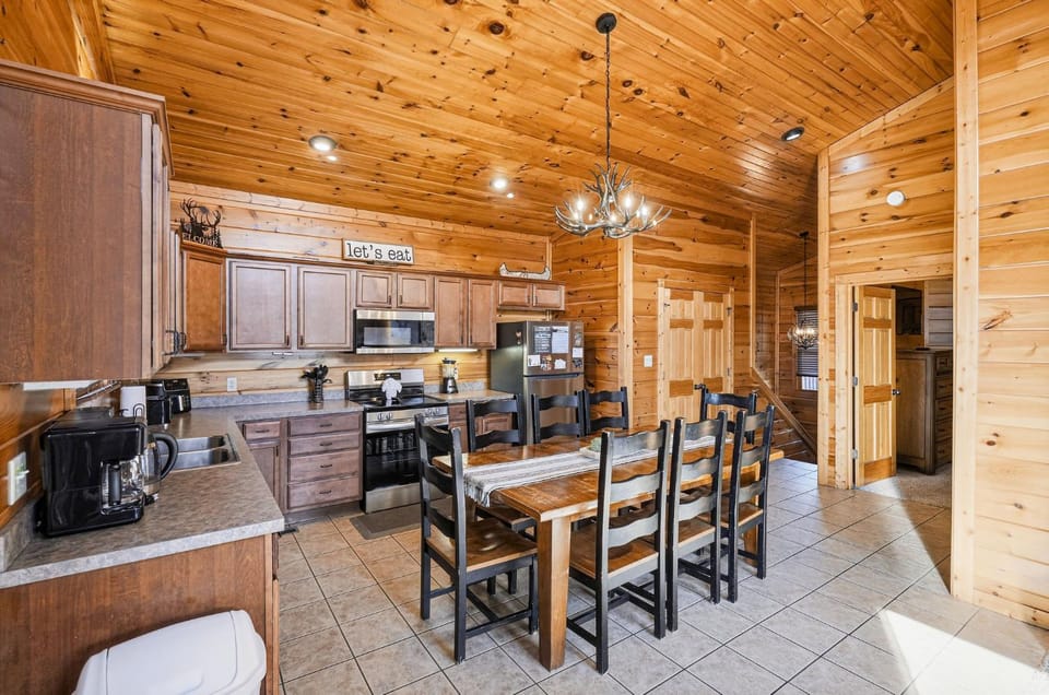 Smoky Diamond Lodge by American Patriot Getaways House in Gatlinburg