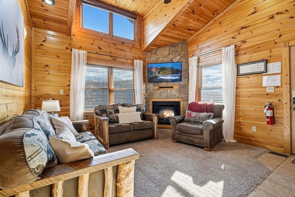 Smoky Diamond Lodge by American Patriot Getaways House in Gatlinburg