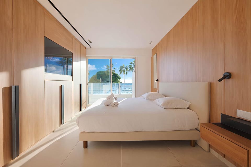 Bed, TV and multimedia, Photo of the whole room, Bedroom, towels, wardrobe