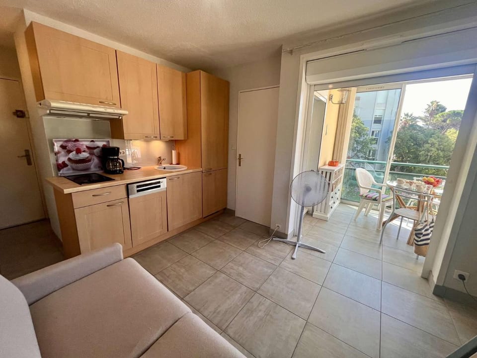 Kitchen or kitchenette, Living room, Seating area, Dining area, stove