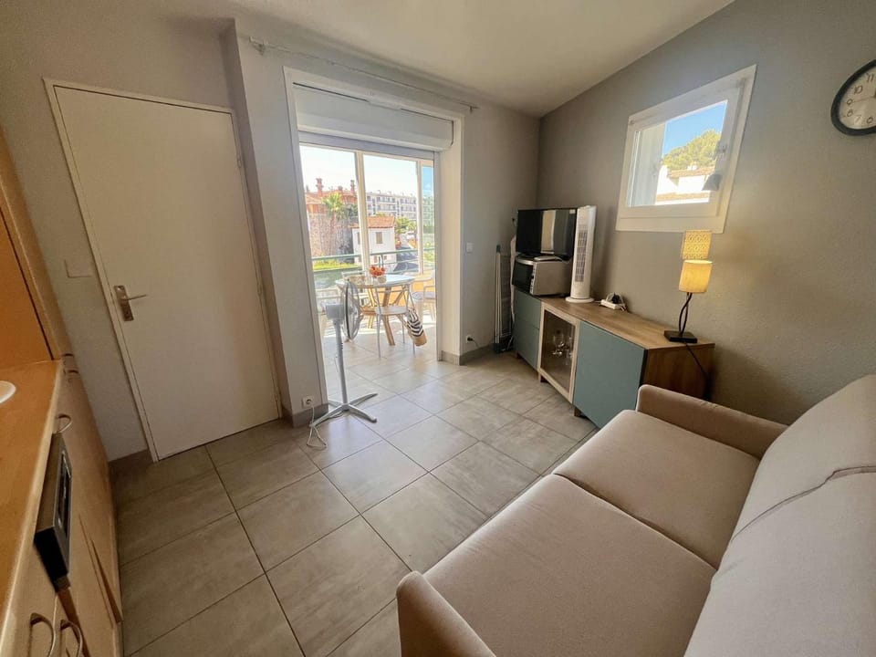 TV and multimedia, Kitchen or kitchenette, Living room, Seating area