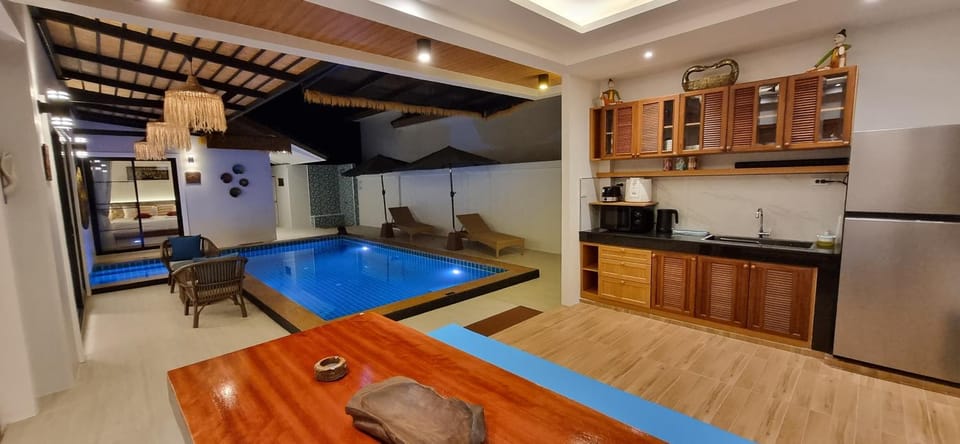 Dining area, Pool view, minibar