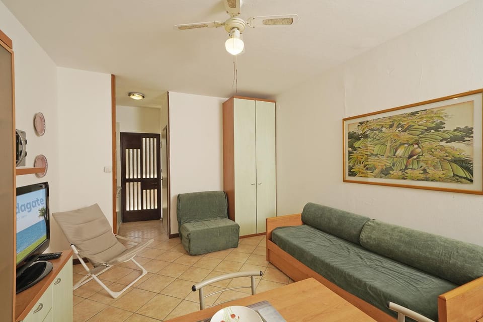 Communal lounge/ TV room, Living room