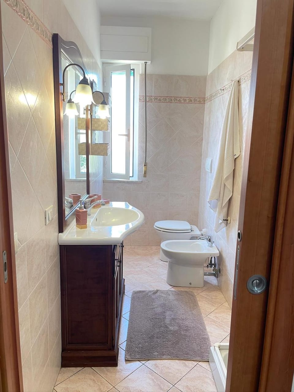 Shower, Bathroom, bidet, towels