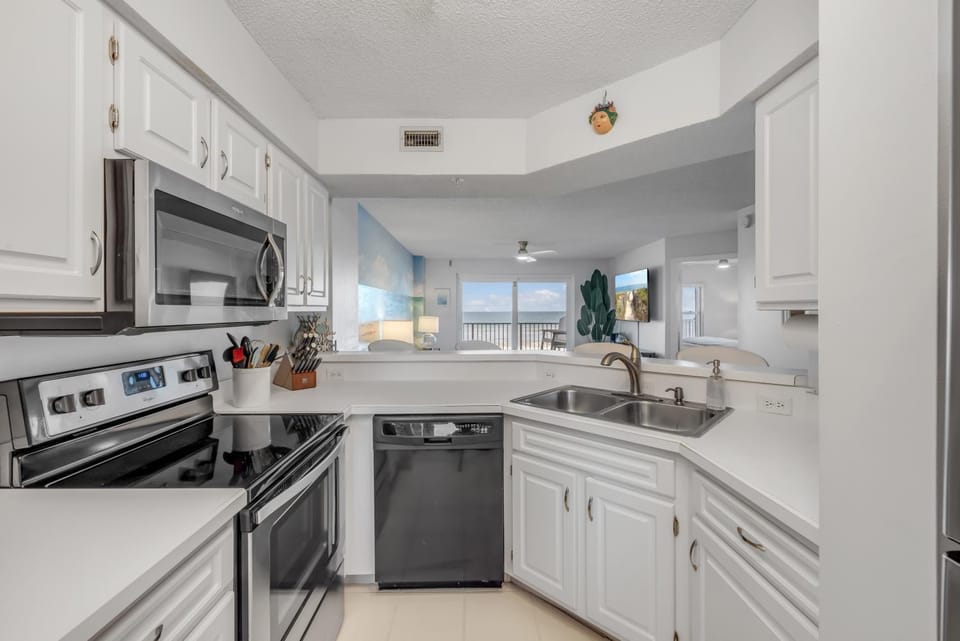 Direct oceanfront Ormond Beach 2/2 with private balcony, heated pool and garage Apartment in Ormond By The Sea