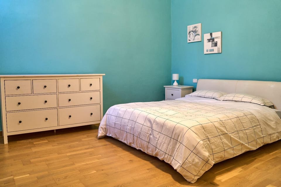 Bed, Photo of the whole room, Decorative detail, Bedroom, locker, air conditioner