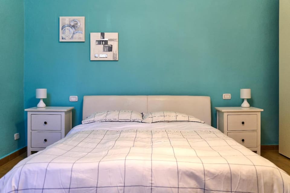 Bed, Photo of the whole room, Decorative detail, Bedroom, Inner courtyard view, internet, locker, air conditioner