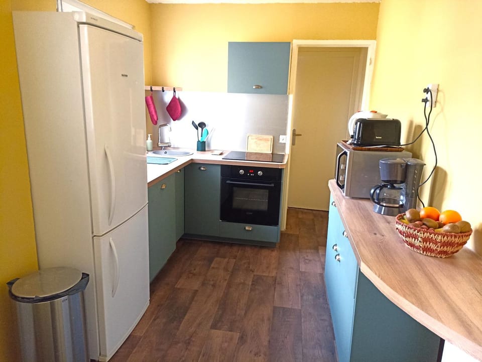 Coffee/tea facilities, dishwasher, oven, stove, toaster
