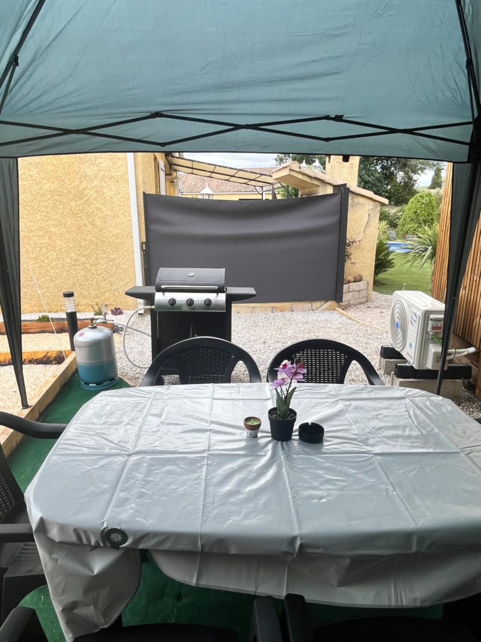 Day, Dining area