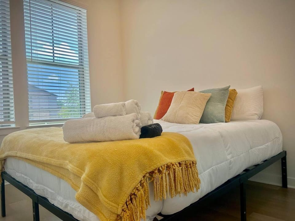 Modern & Cozy Work-Friendly Getaway with Pool & Gym Apartment in Sherman
