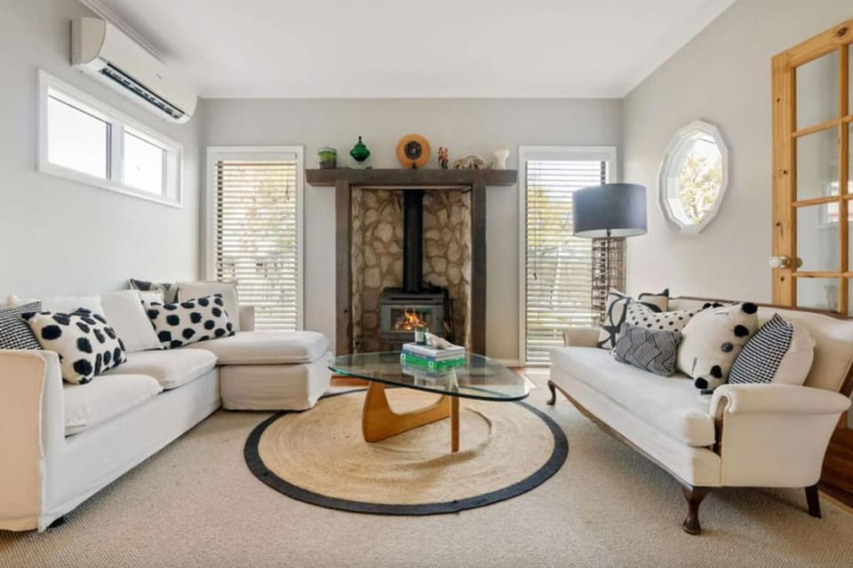 TV and multimedia, Living room, Seating area, fireplace